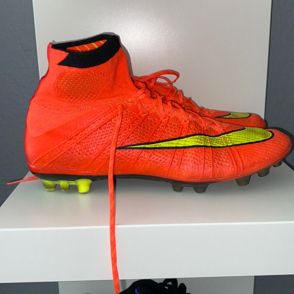 Nike Mercurial Superfly 4size 8 (i’m a 9.5 and was able to get my foot in them)